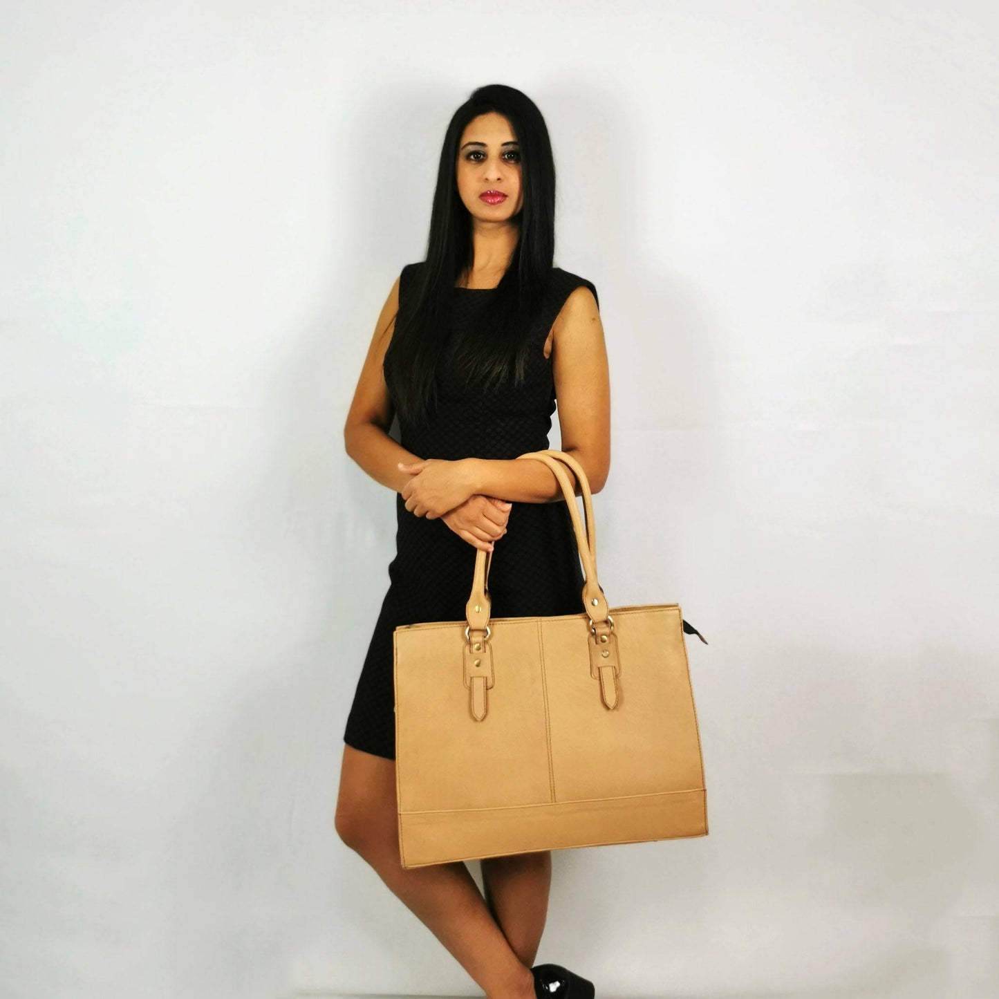 The Signature 17" Bag, Beige