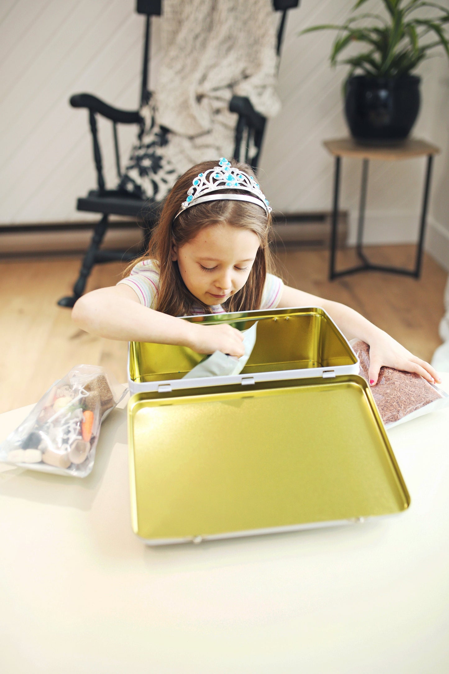 Imagine-tin sensory play kit