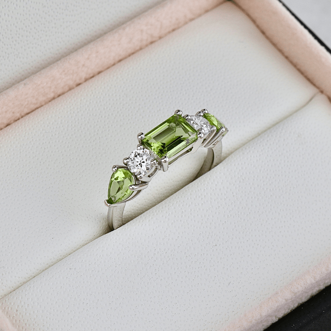 Bague en or 14K - 18K ou platine, péridots et diamants