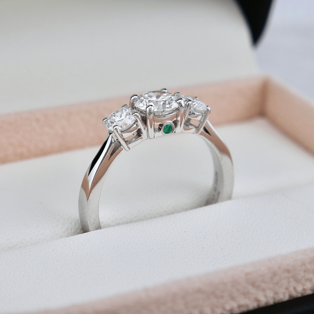 Bague en or à trois diamants 1,27 CTW ronds avec accent émeraude