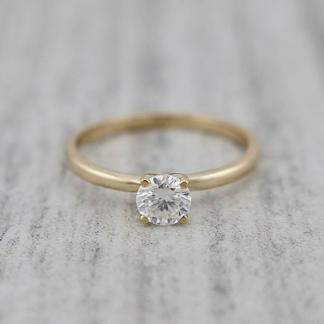 Bague solitaire Classique en or 10K et moissanite 0,5 ct