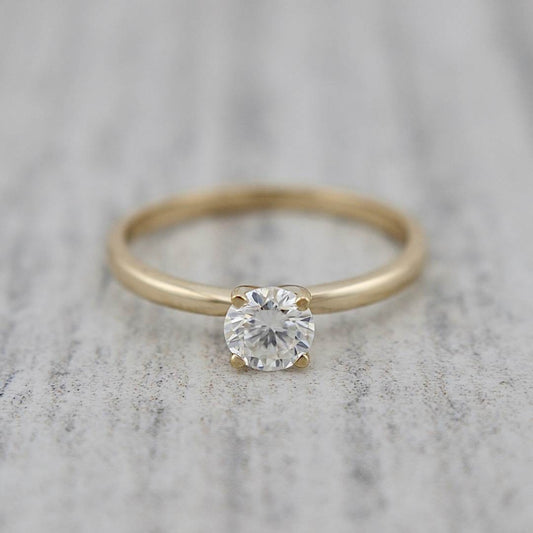Bague solitaire Classique en or 10K et moissanite 0,5 ct