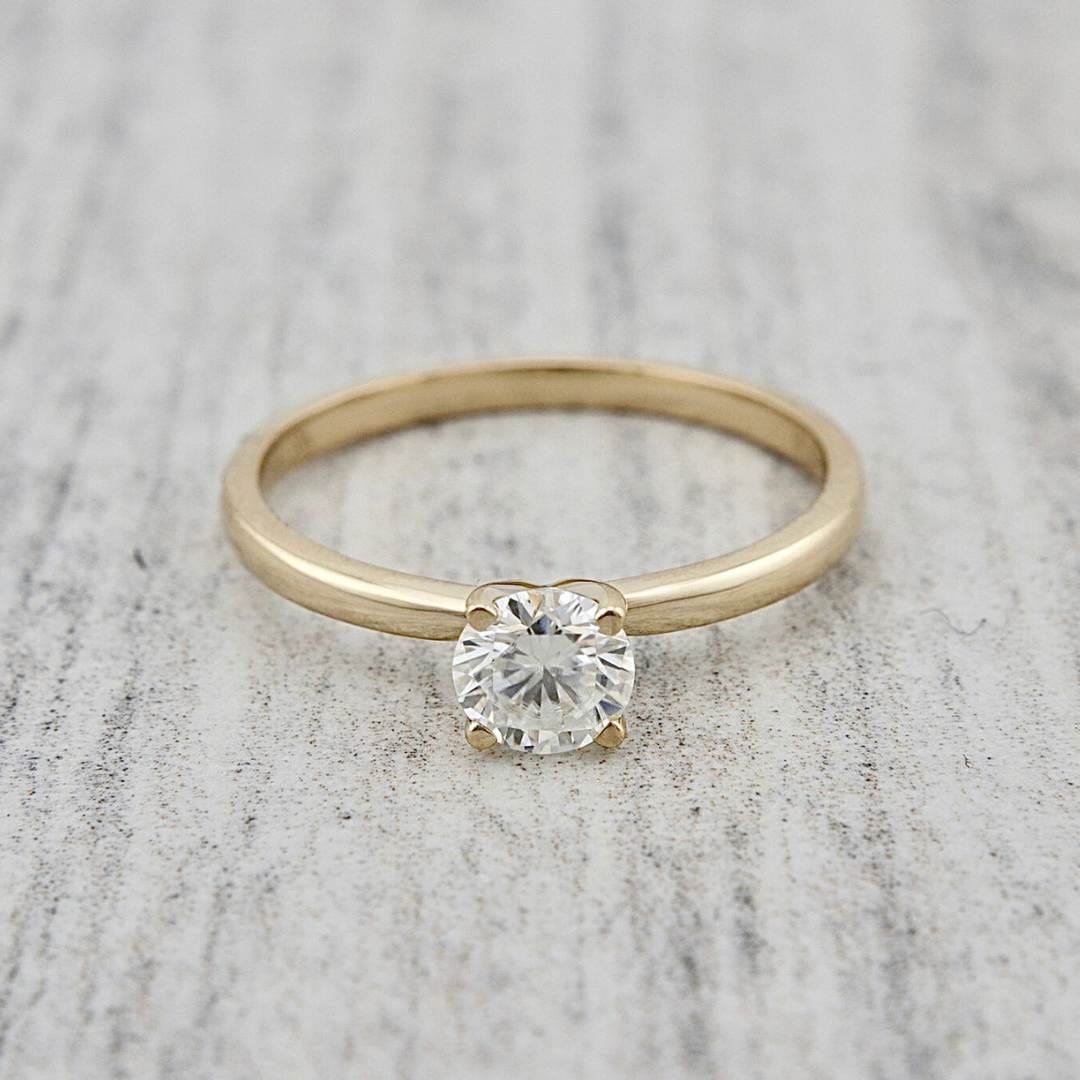 Bague solitaire Classique en or 10K et moissanite 0,5 ct