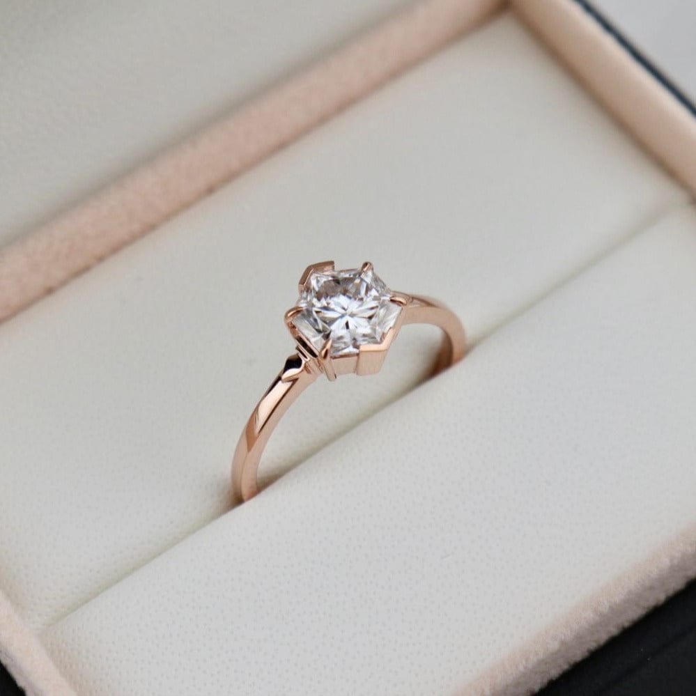 Bague solitaire Hexagone en or 14K -18K et moissanite 2 ct