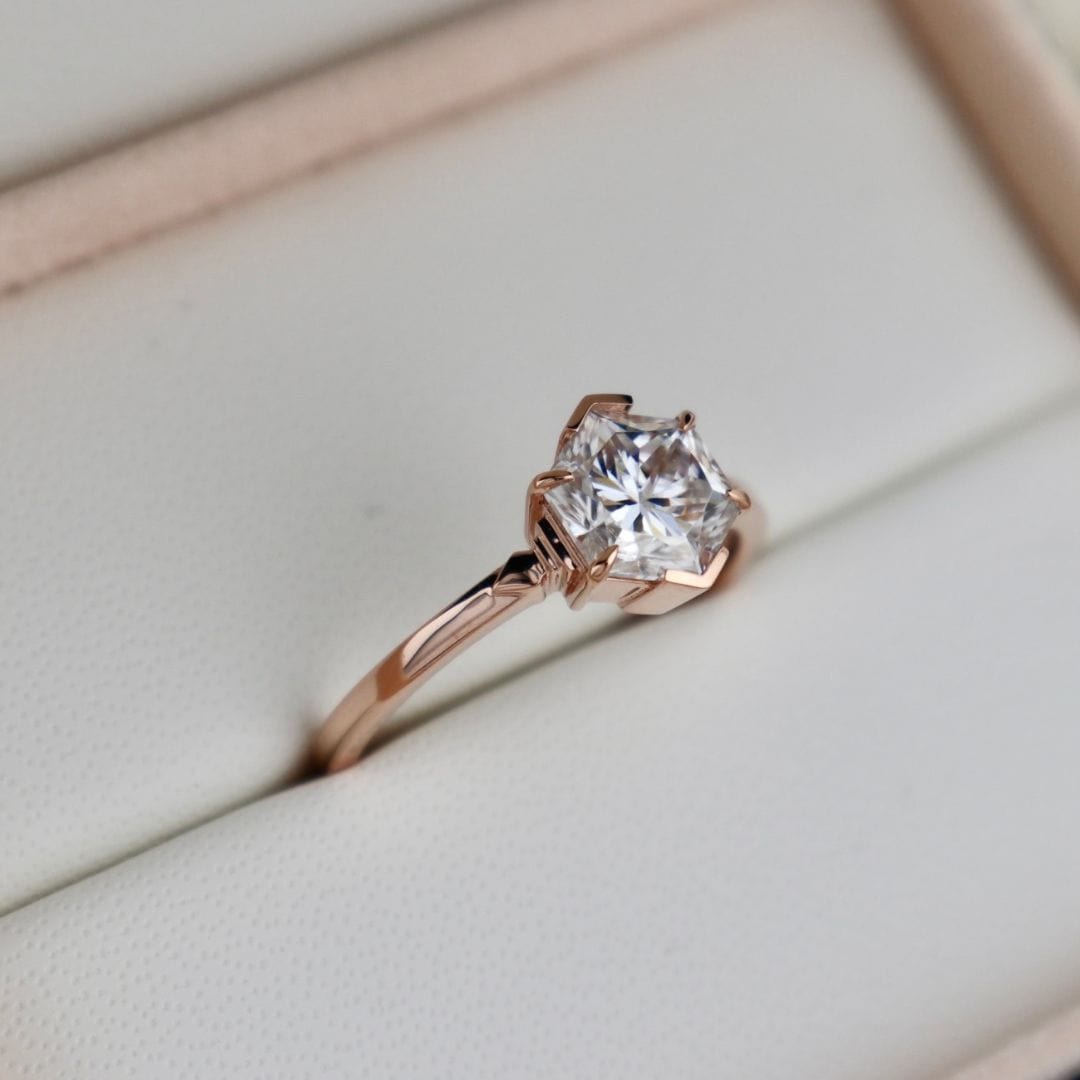 Bague solitaire Hexagone en or 14K -18K et moissanite 2 ct