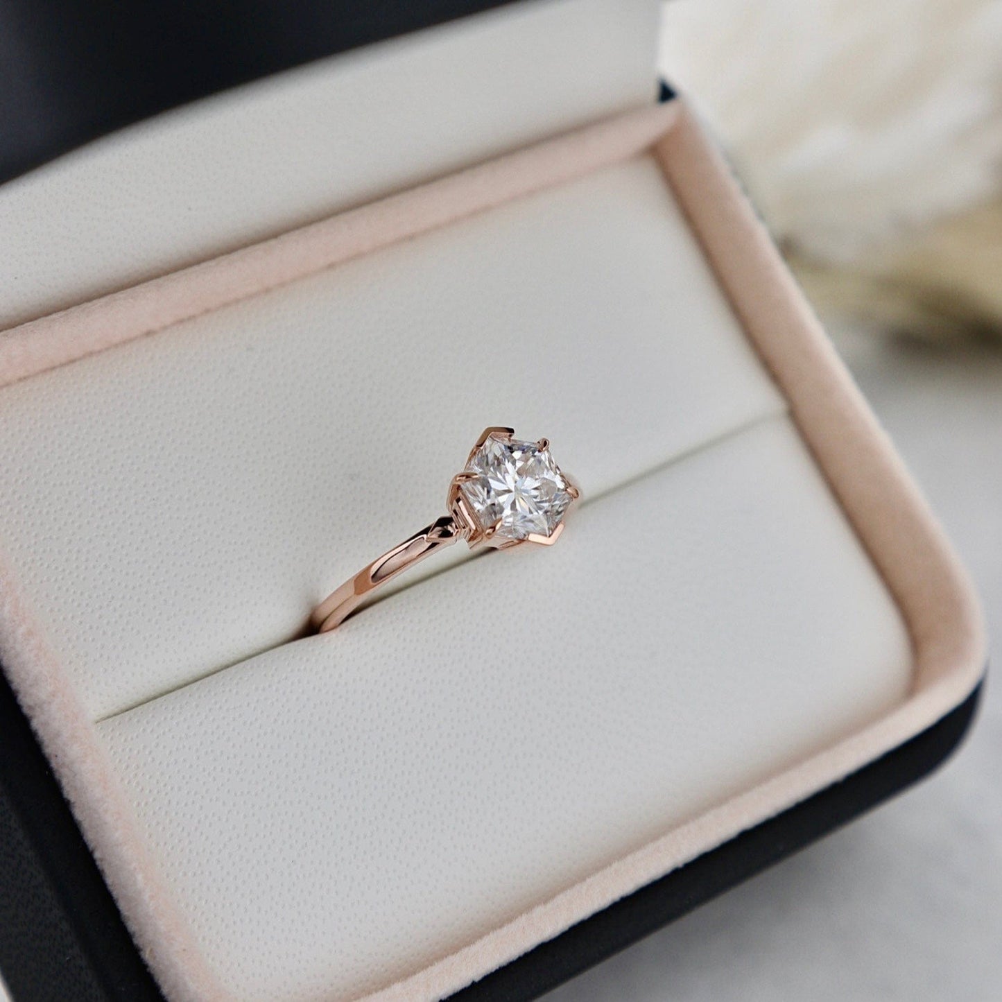 Bague solitaire Hexagone en or 14K -18K et moissanite 2 ct