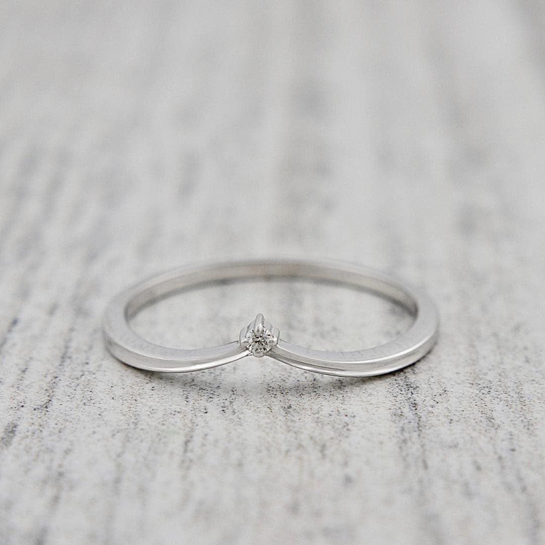 Bague V en or 10K ou or 10K et moissanite