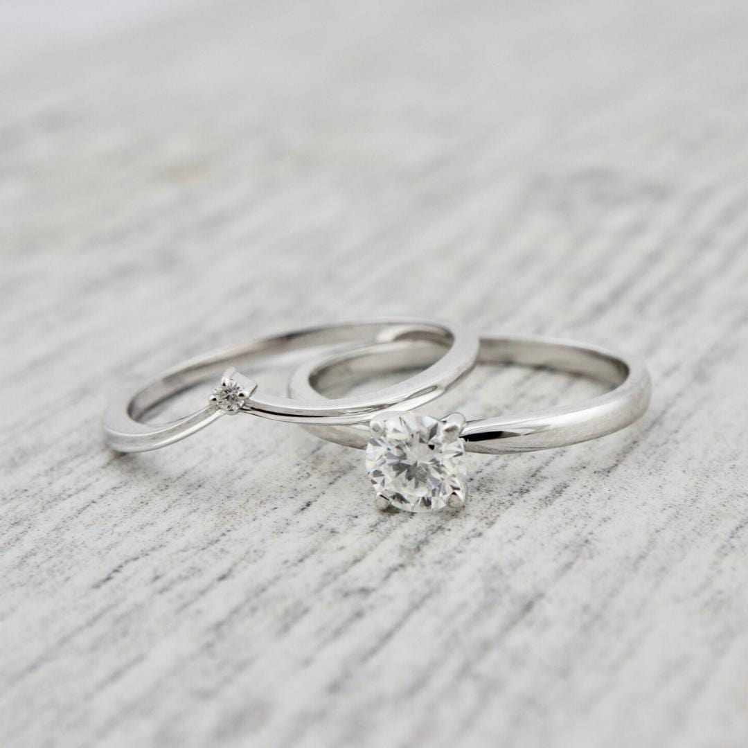 Bague V en or 10K ou or 10K et moissanite