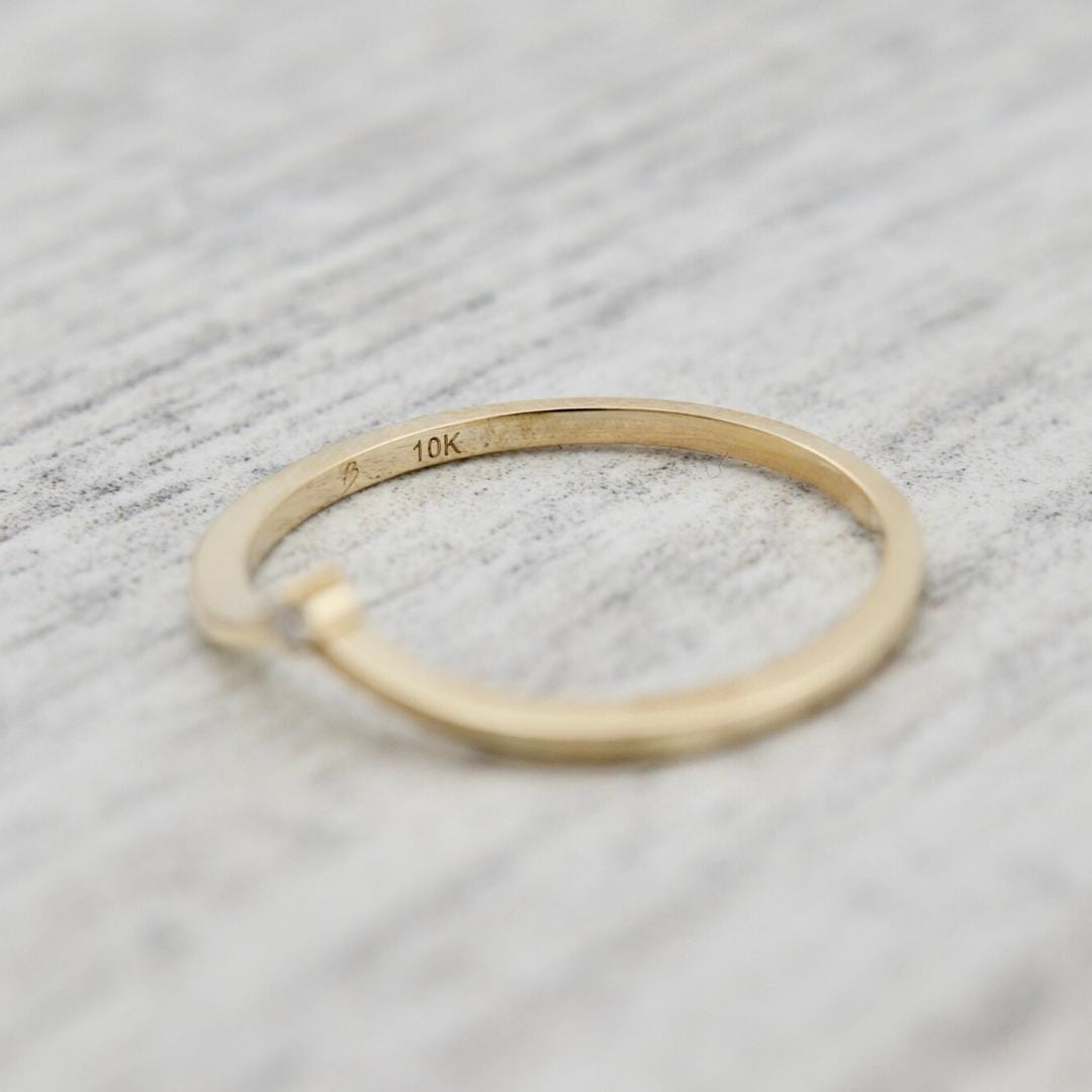 Bague V en or 10K ou or 10K et moissanite