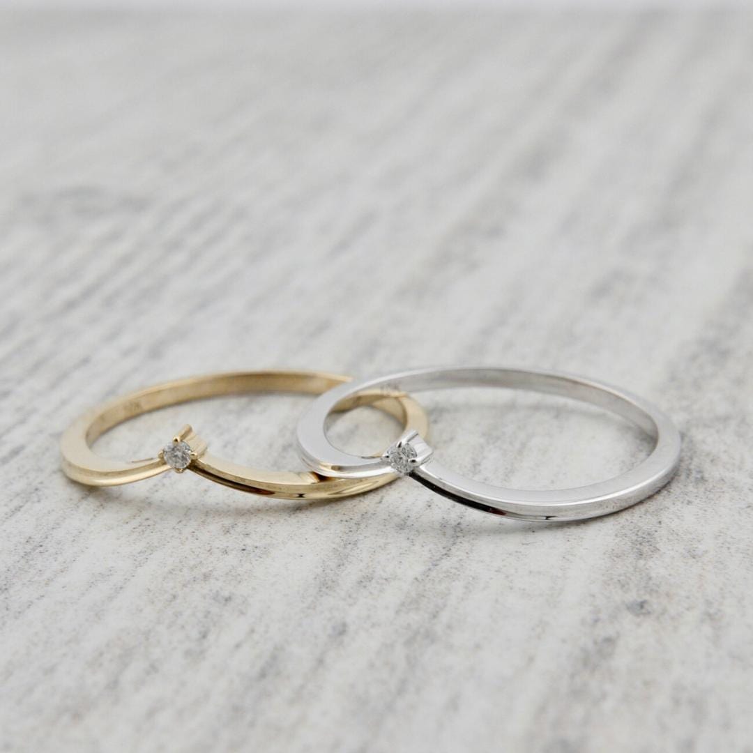 Bague V en or 10K ou or 10K et moissanite