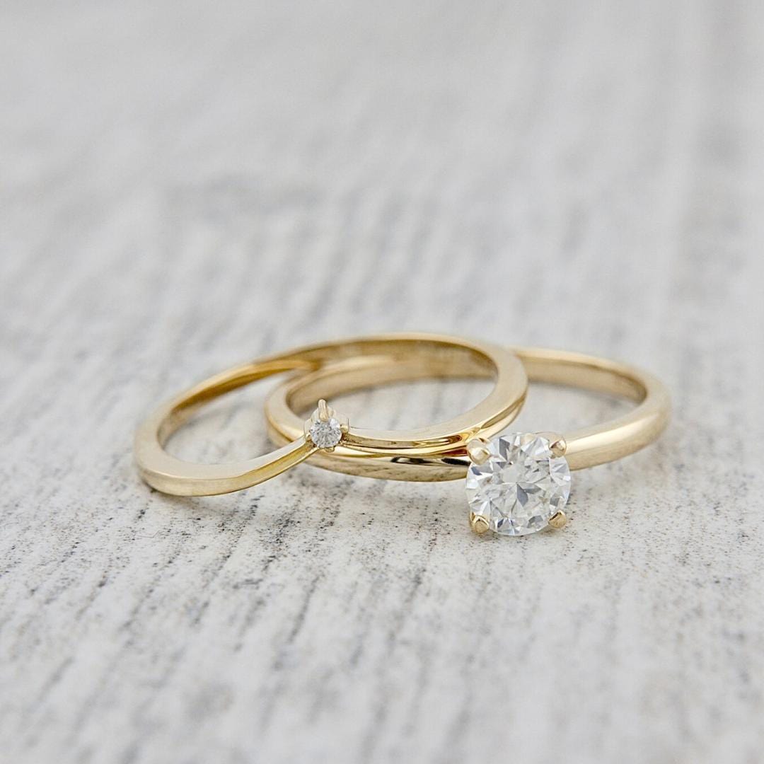 Bague V en or 10K ou or 10K et moissanite