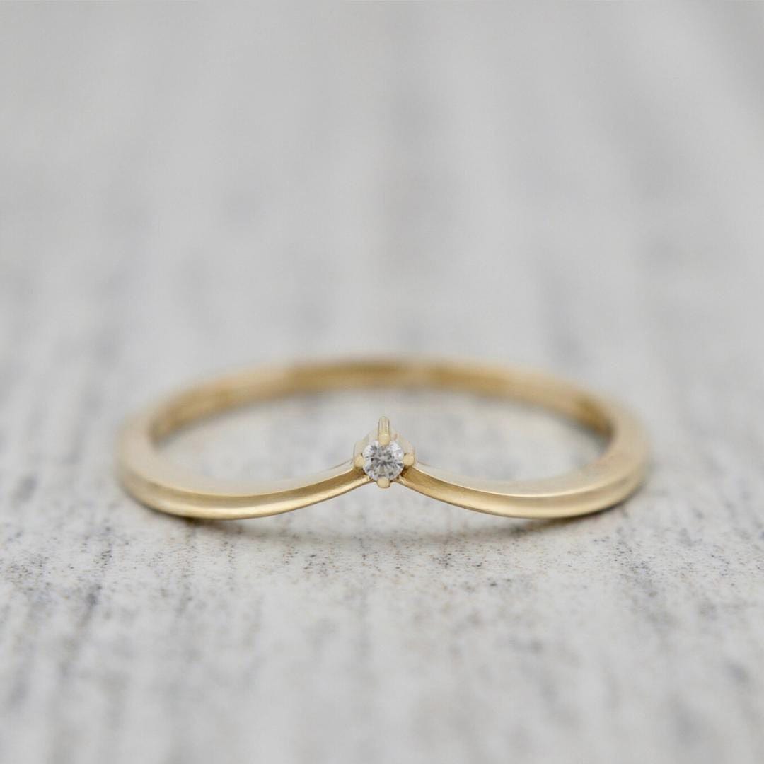 Bague V en or 10K ou or 10K et moissanite