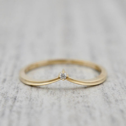 Bague V en or 10K ou or 10K et moissanite