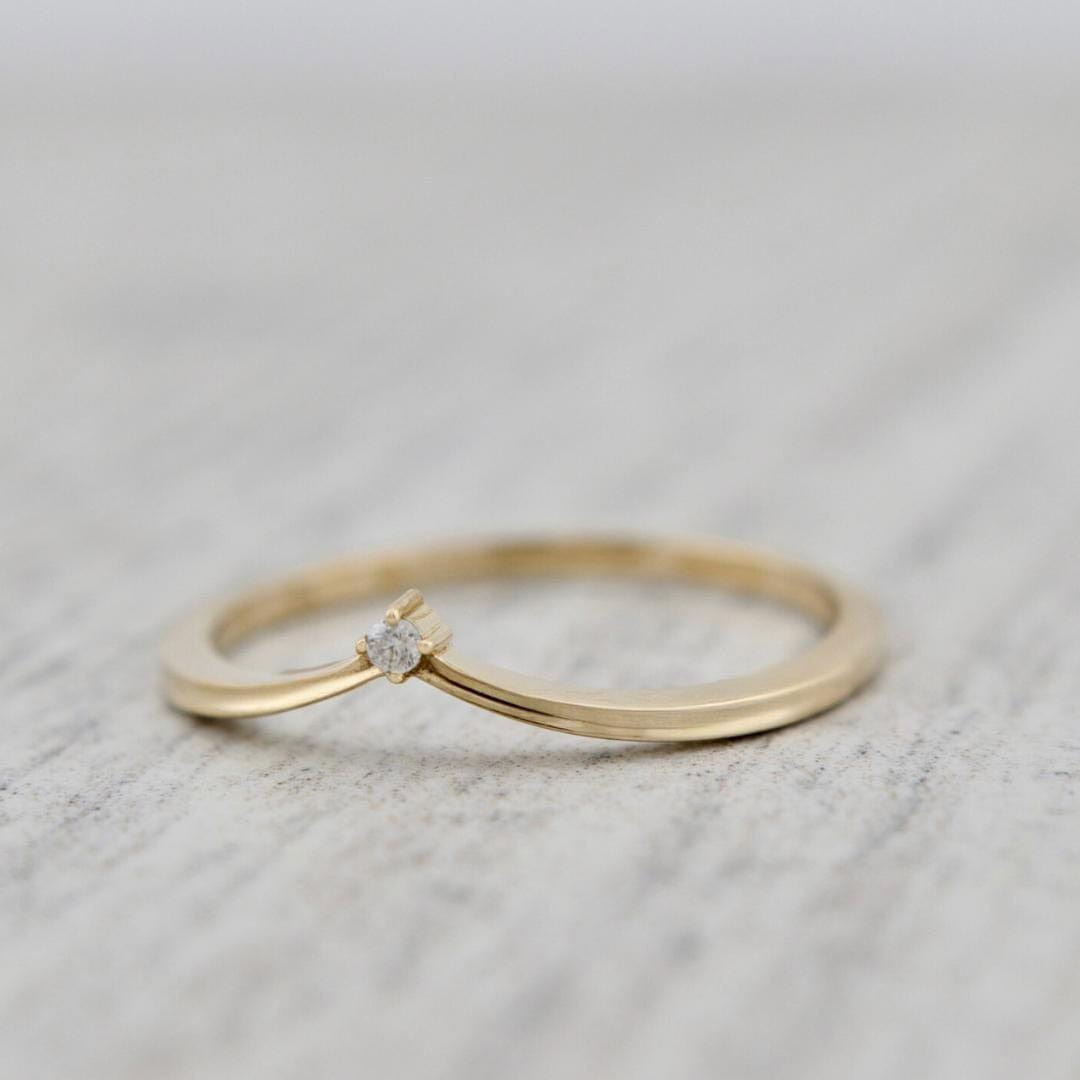 Bague V en or 10K ou or 10K et moissanite