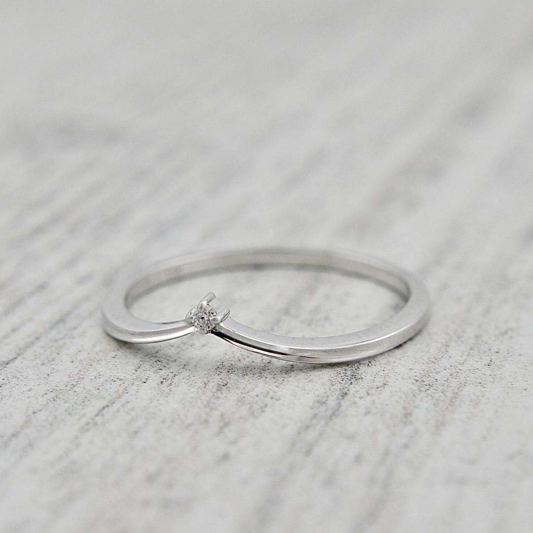 Bague V en or 10K ou or 10K et moissanite