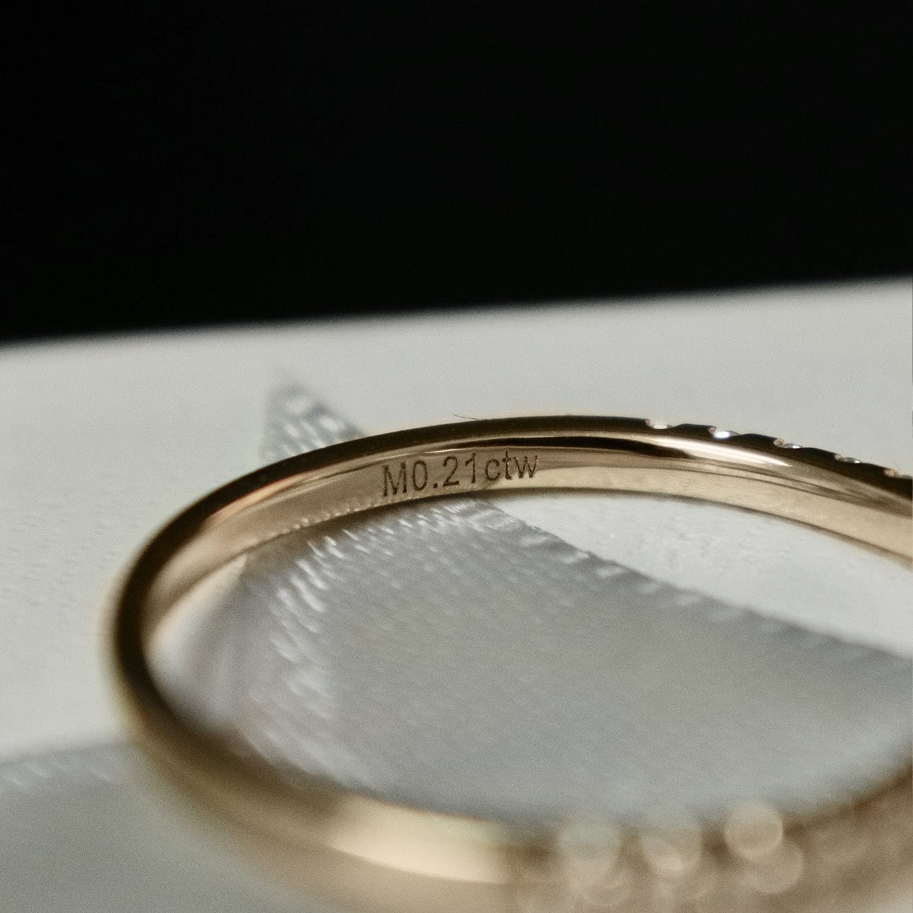 Bague V en or 10K et moissanites