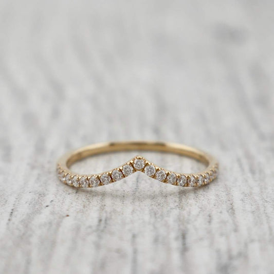 Bague V en or 10K et moissanites