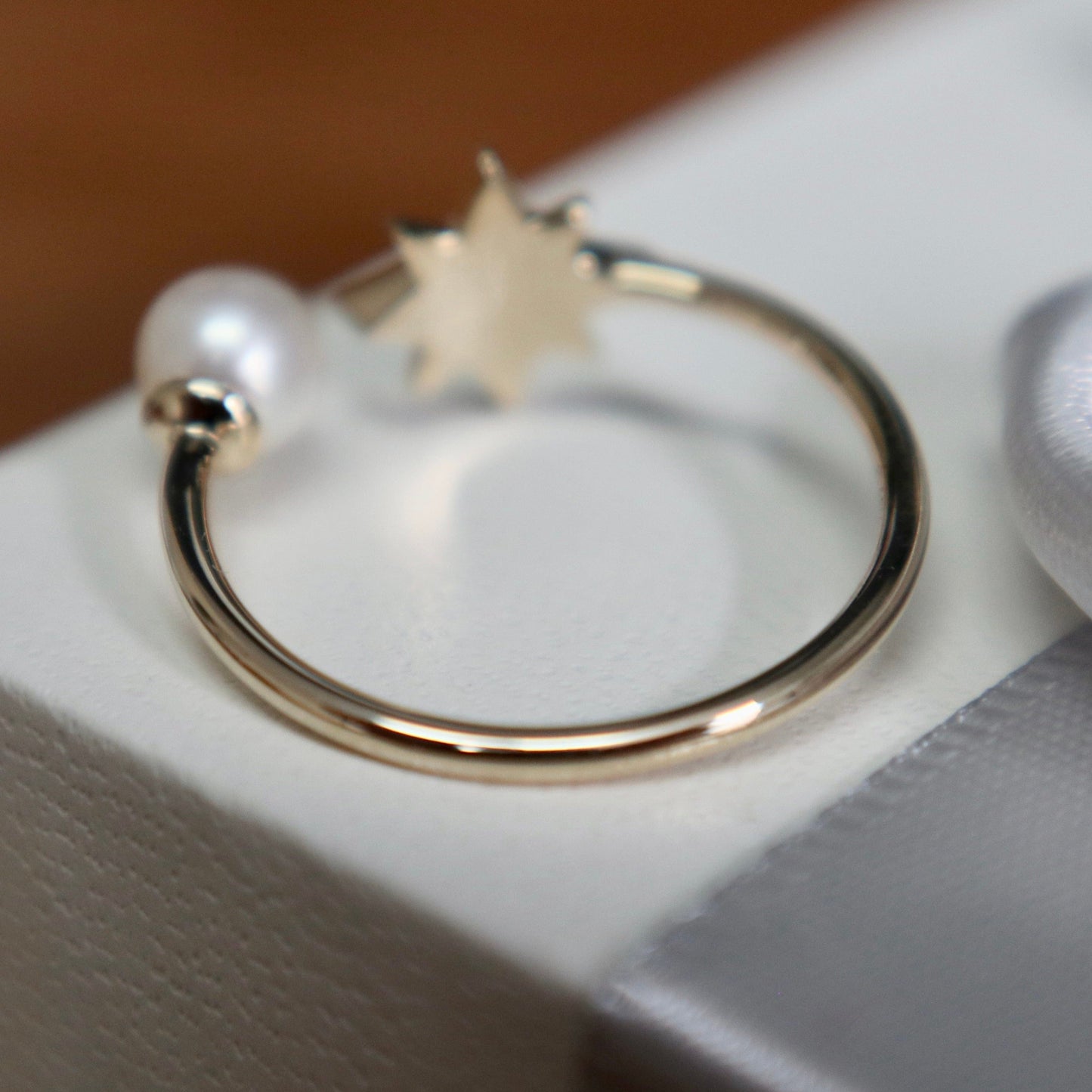 Bague Étoile du Nord en or 10K, perle et moissanites