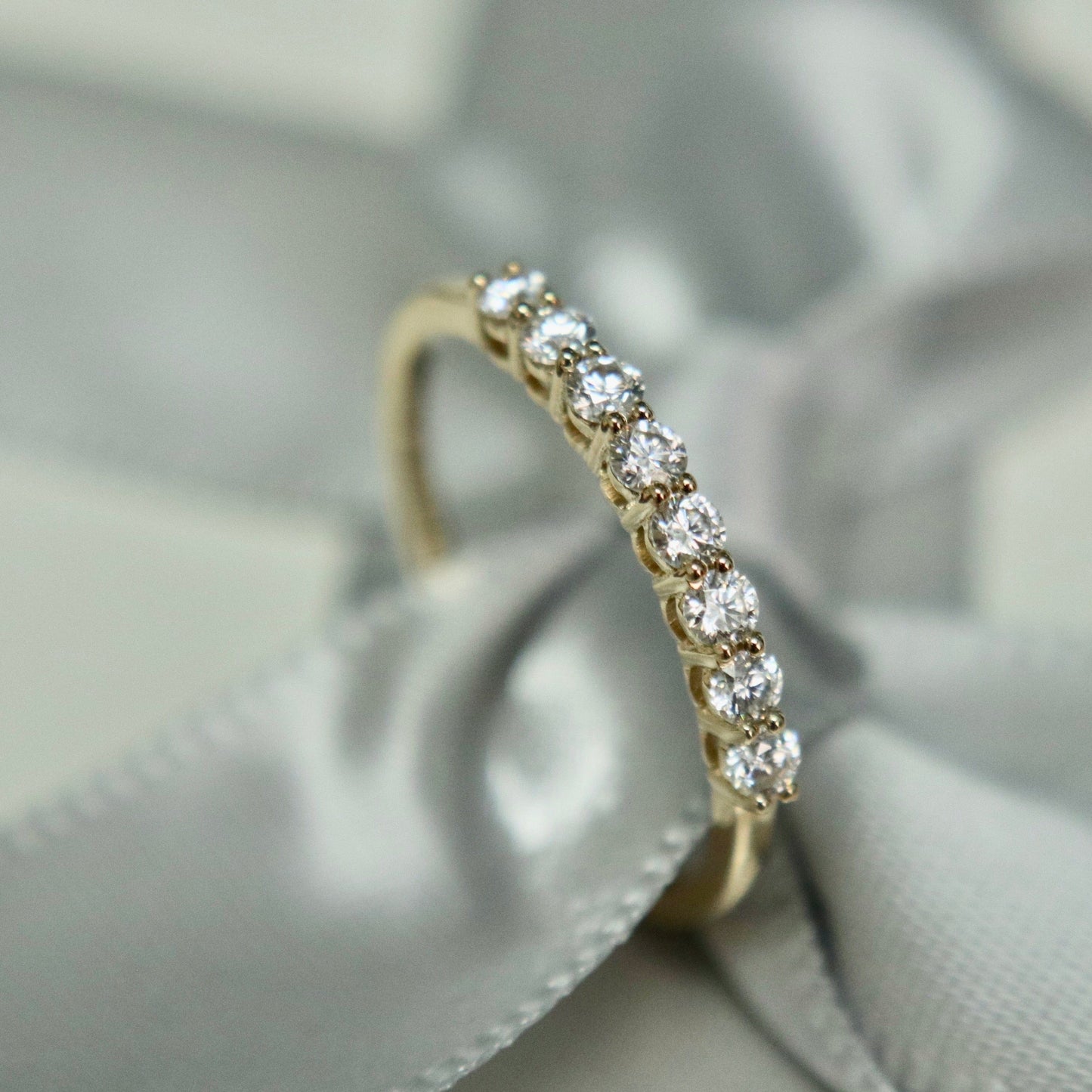 Bague semi-éternité à 8 moissanites en or 10K ou argent sterling