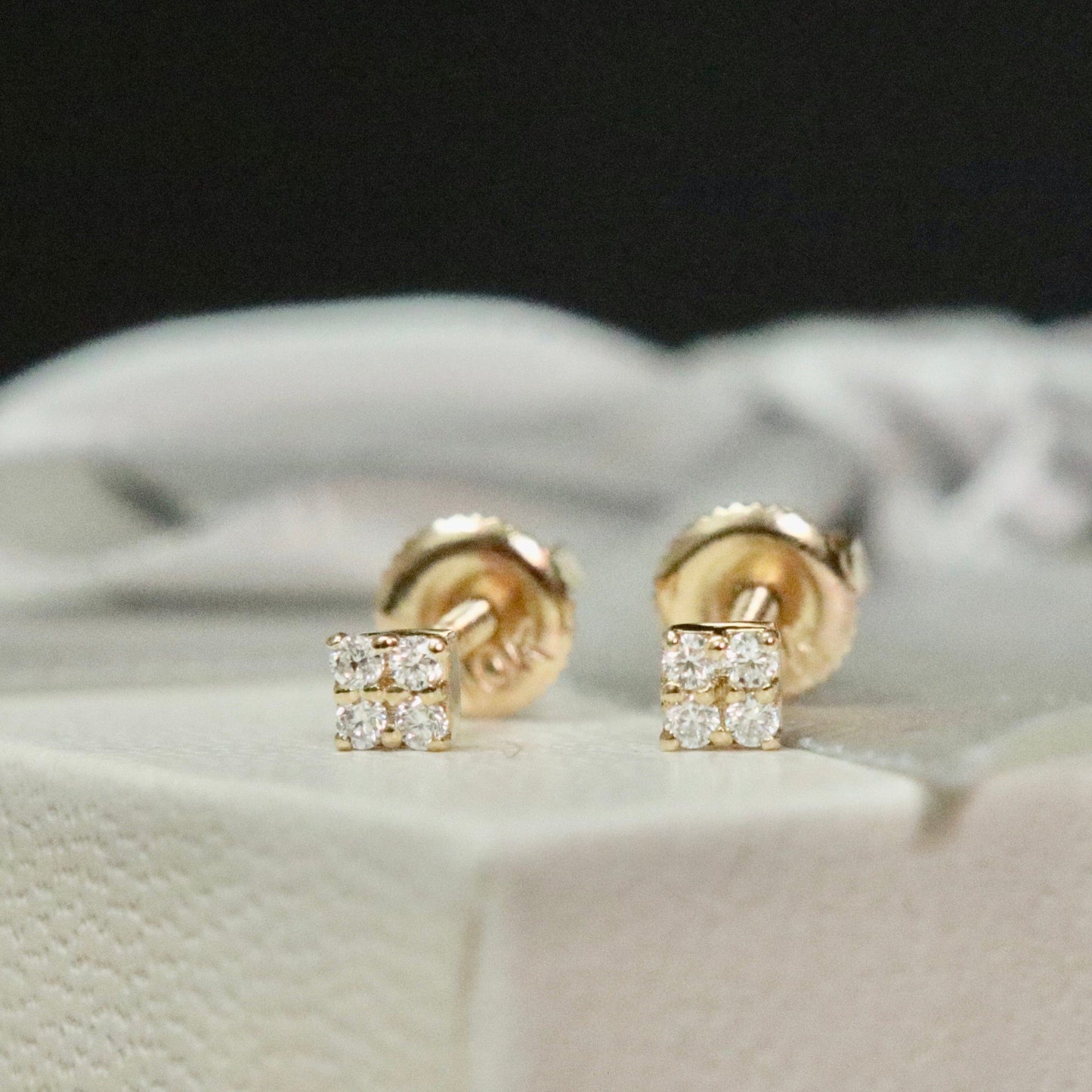 Boucles d'oreilles Les minis Carrés en or 10K et moissanites