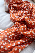 Load image into Gallery viewer, MUSLIN SWADDLE | DAISY
