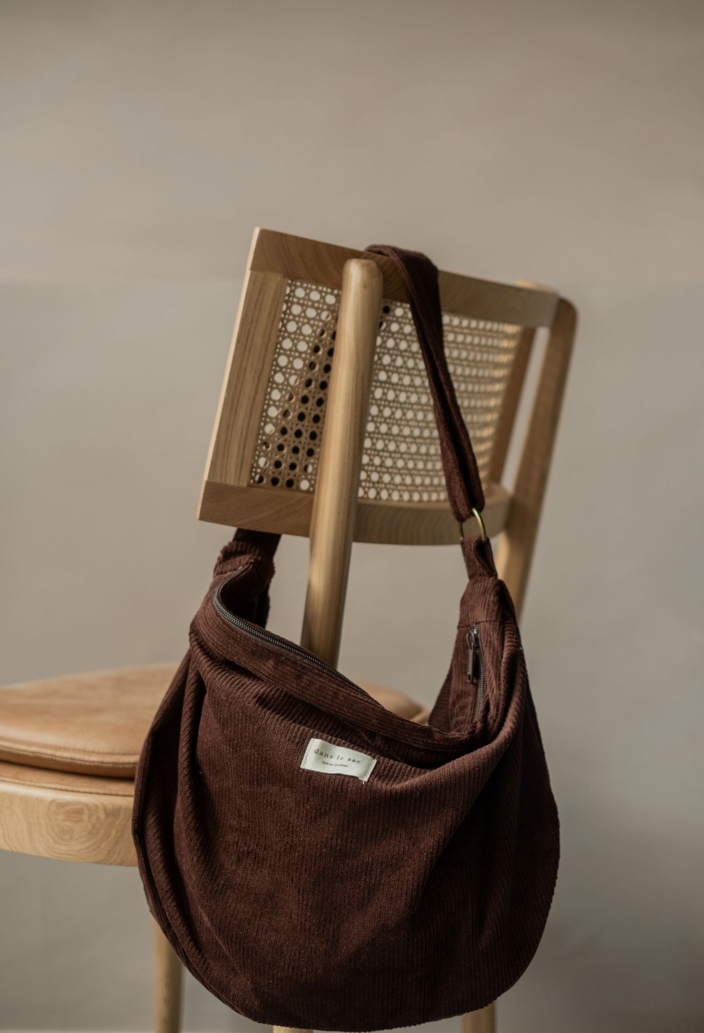 Sac Croissant en Corduroy - Bandoulière Ajustable & Fermeture Éclair