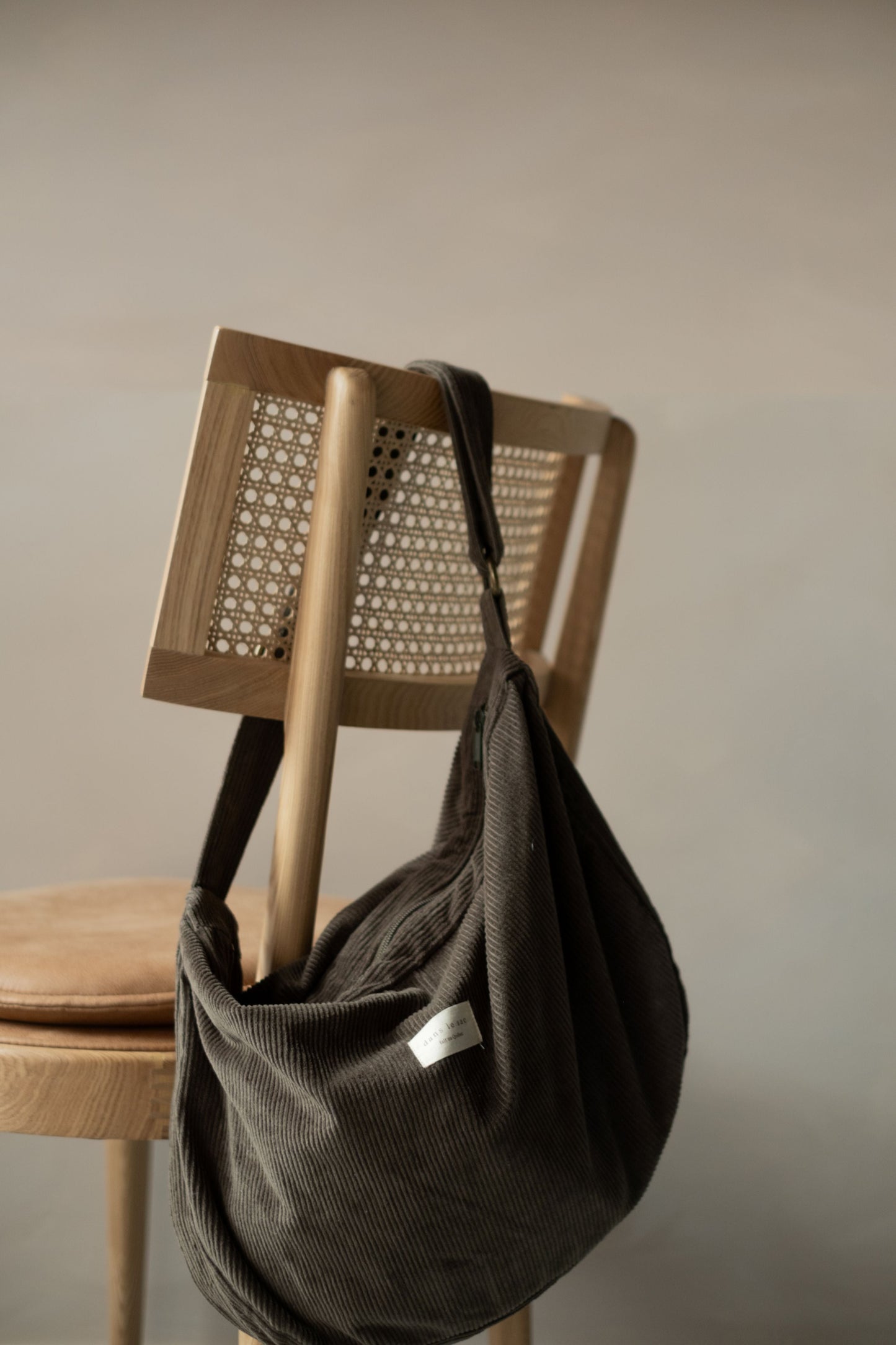 Sac Croissant en Corduroy - Bandoulière Ajustable & Fermeture Éclair