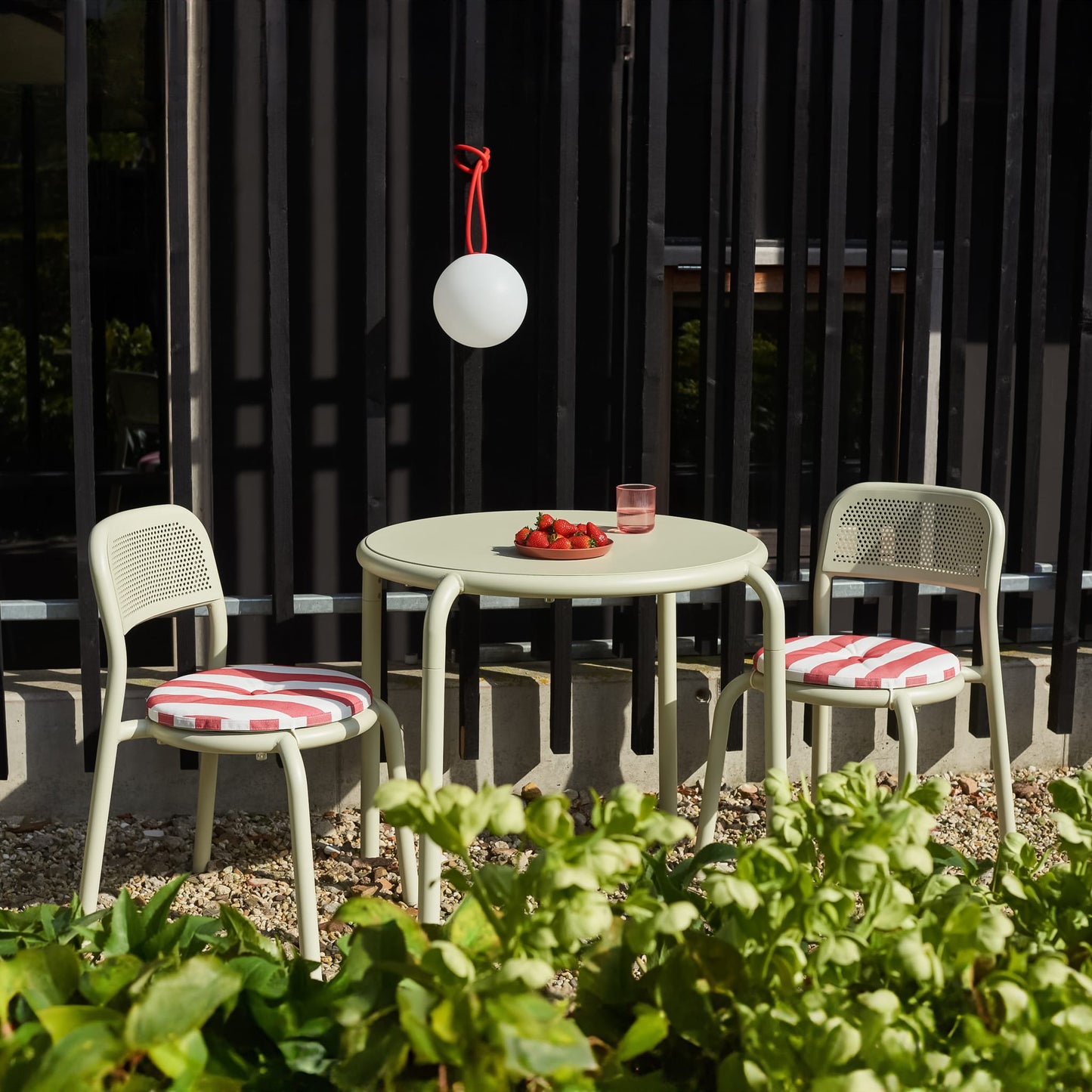 Toní Bistro Set<br> 1 Round Table + 2 Chairs