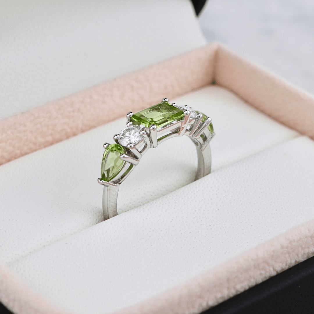 Bague en or 14K - 18K ou platine, péridots et diamants