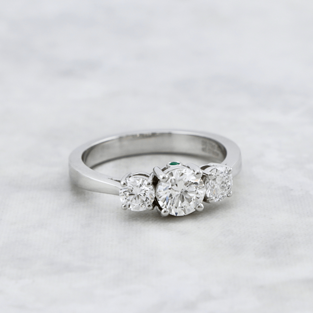Bague en or à trois diamants 1,27 CTW  ronds avec accent émeraude