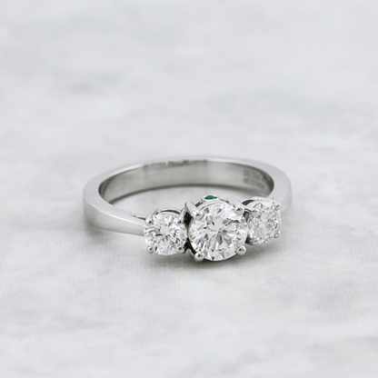 Bague en or à trois diamants 1,27 CTW  ronds avec accent émeraude