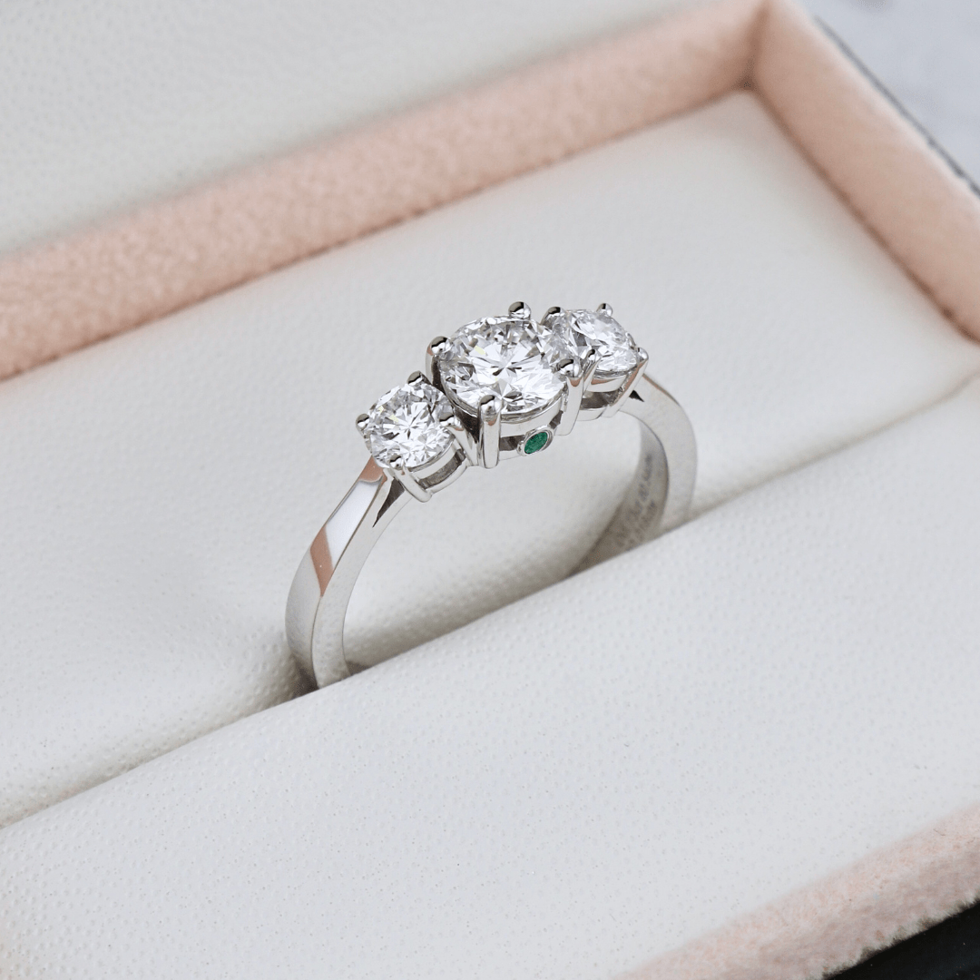 Bague en or à trois diamants 1,27 CTW  ronds avec accent émeraude