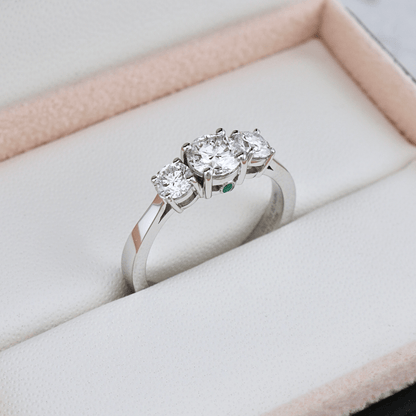 Bague en or à trois diamants 1,27 CTW  ronds avec accent émeraude