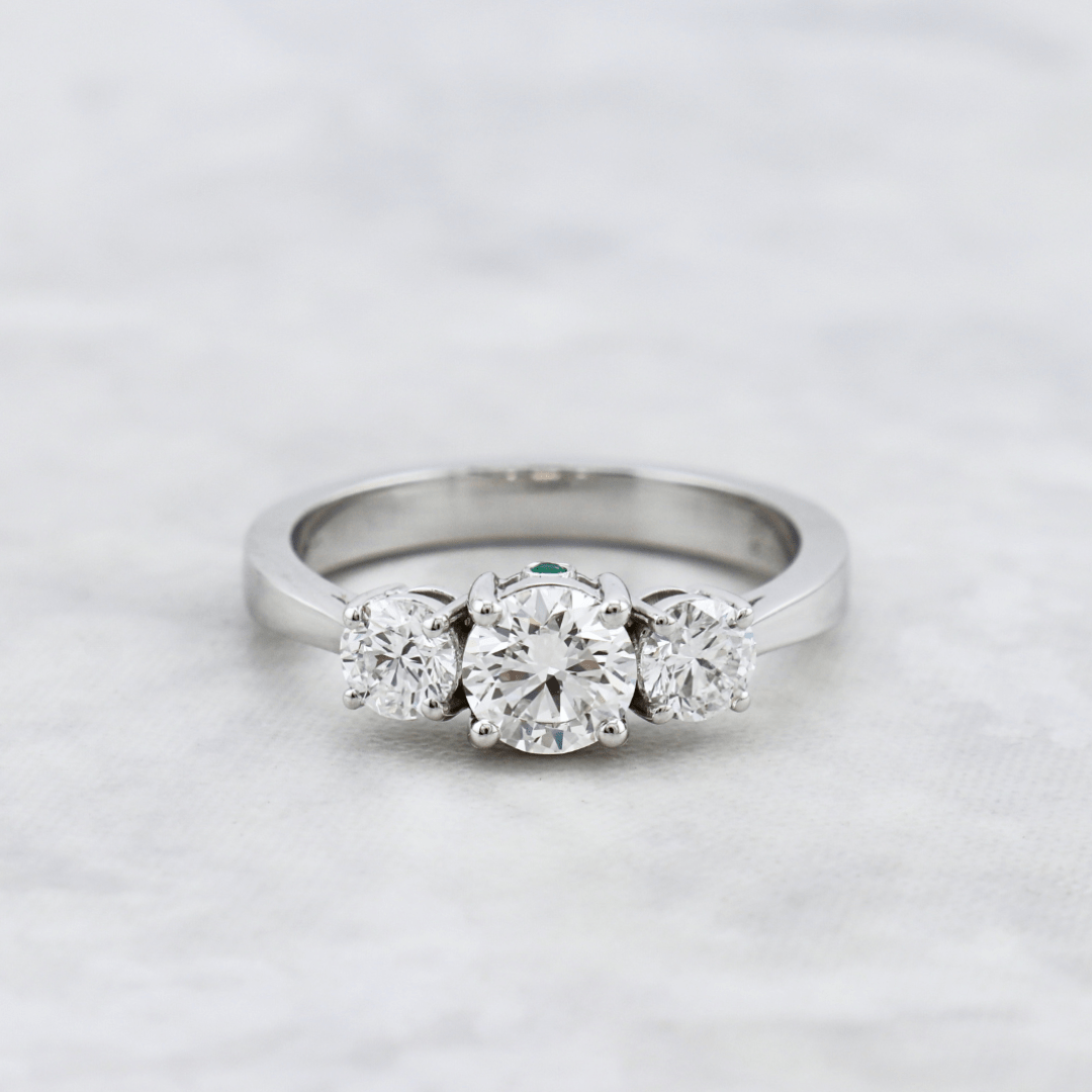 Bague en or à trois diamants 1,27 CTW  ronds avec accent émeraude