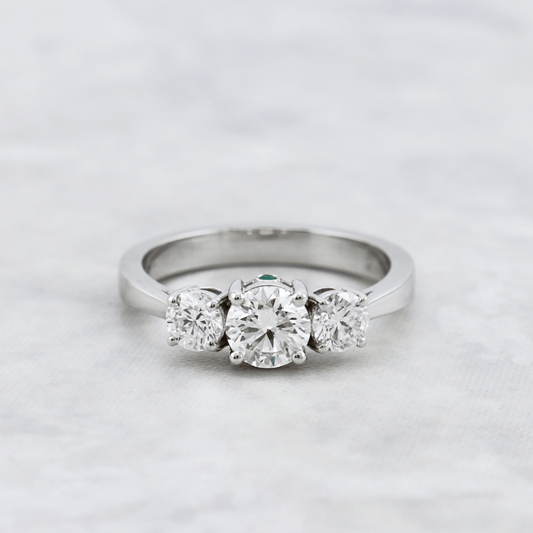 Bague en or à trois diamants 1,27 CTW  ronds avec accent émeraude