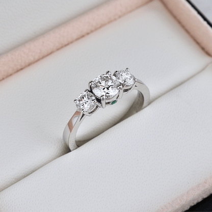 Bague en or à trois diamants 1,27 CTW  ronds avec accent émeraude