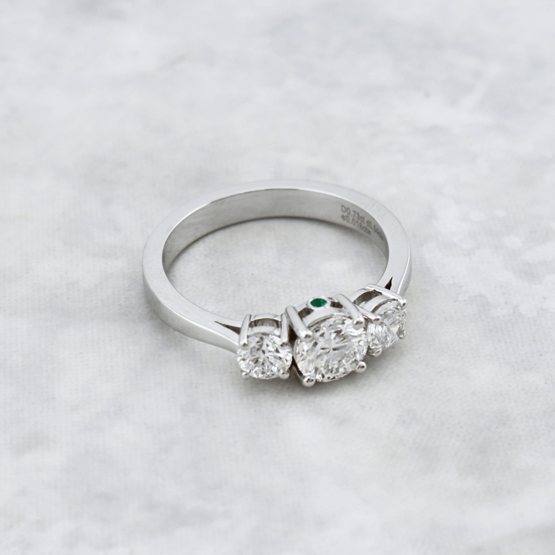 Bague en or à trois diamants 1,27 CTW  ronds avec accent émeraude