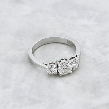 Bague en or à trois diamants 1,27 CTW  ronds avec accent émeraude