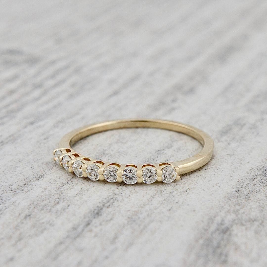 Bague semi-éternité à 8 moissanites en or 10K ou argent sterling