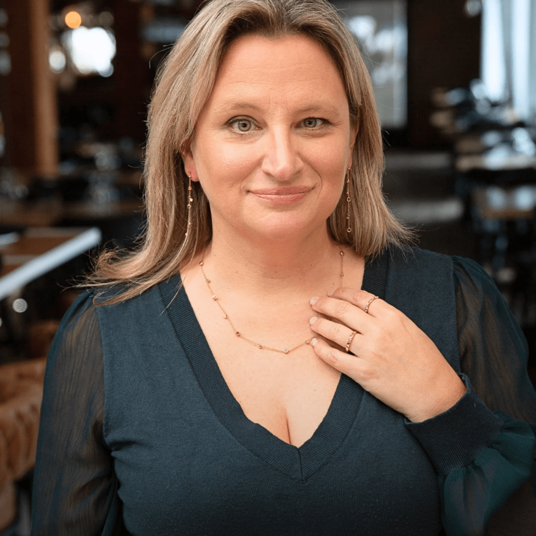 Bague semi-éternité Marquise en or 14K - 18K, diamants et saphirs