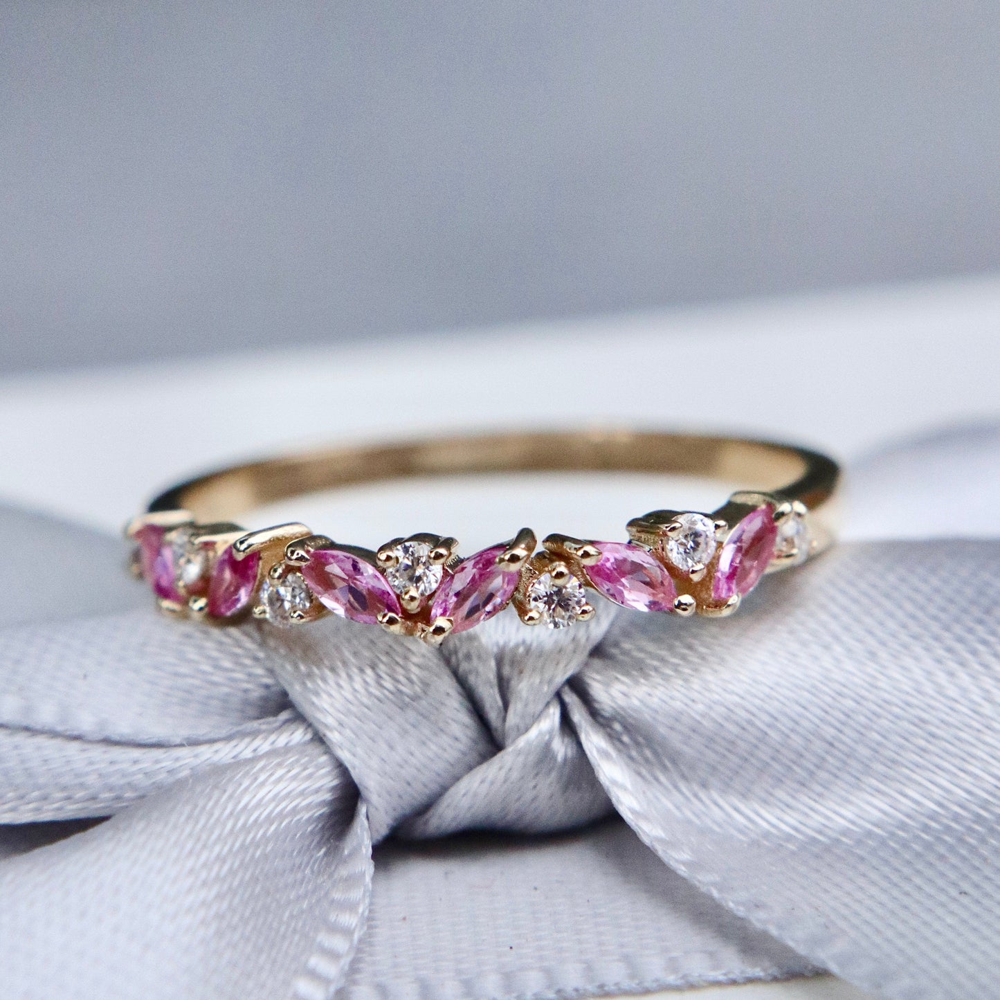 Bague semi-éternité Marquise en or 14K - 18K, diamants et saphirs