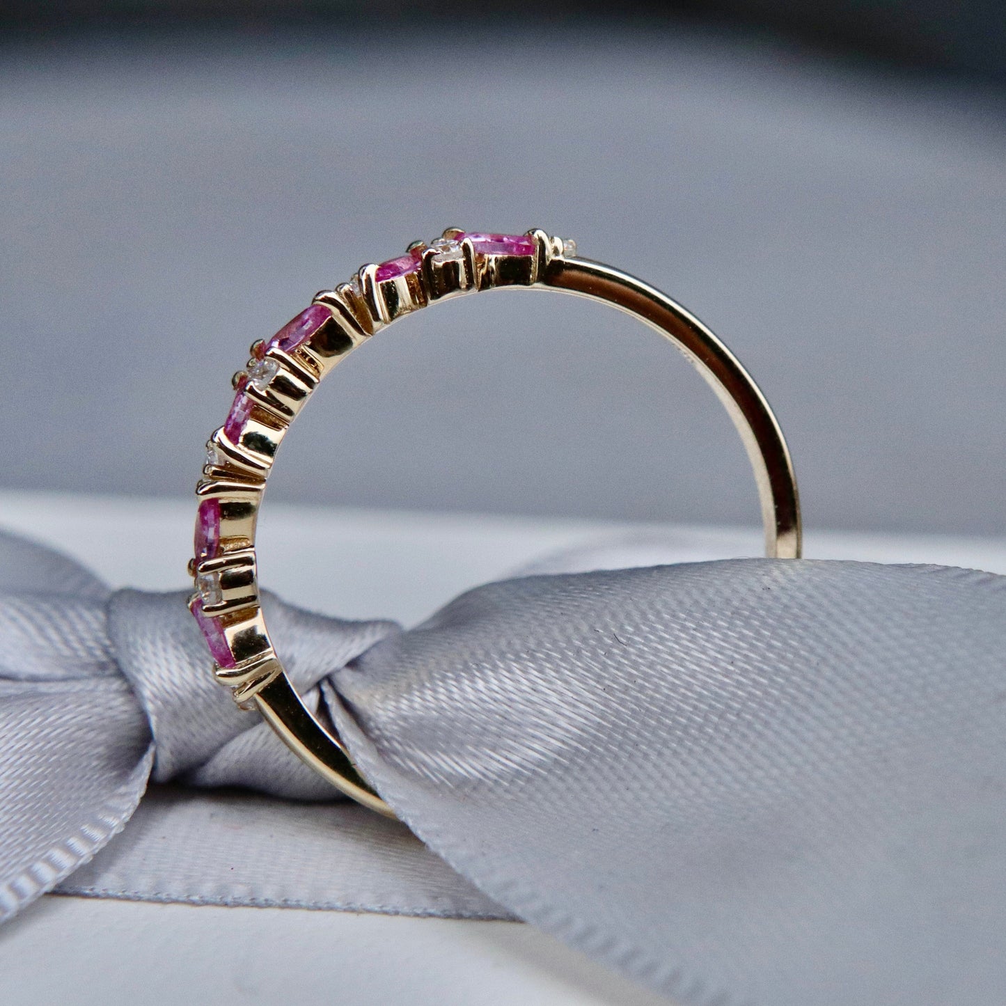 Bague semi-éternité Marquise en or 14K - 18K, diamants et saphirs