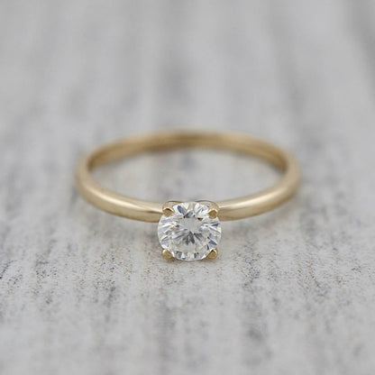 Bague solitaire Classique en or 10K et moissanite 0,5 ct