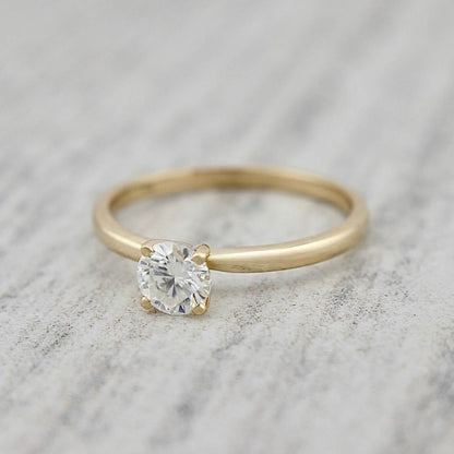 Bague solitaire Classique en or 10K et moissanite 0,5 ct