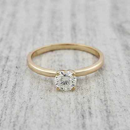 Bague solitaire Classique en or 10K et moissanite 0,5 ct