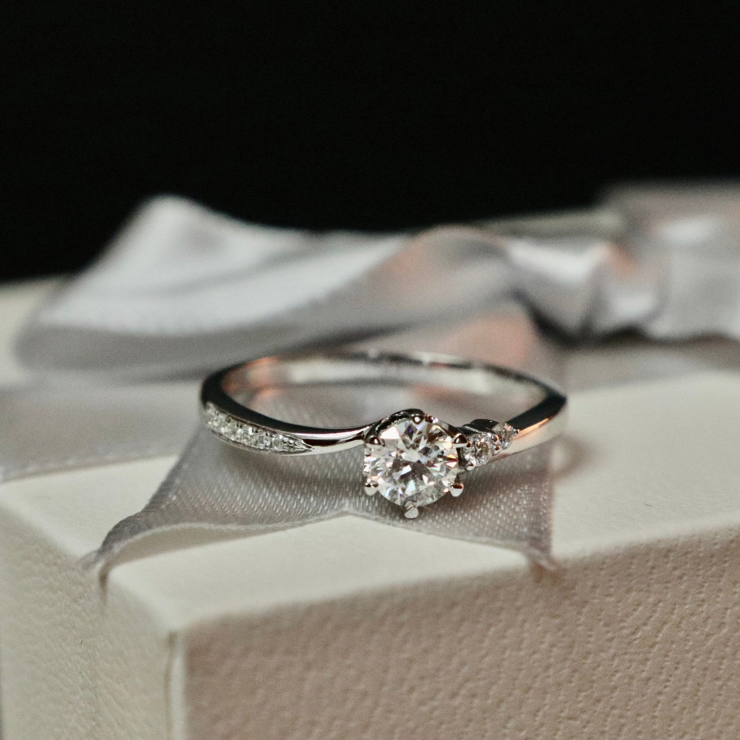 Bague solitaire en or 10K ou argent sterling et moissanites