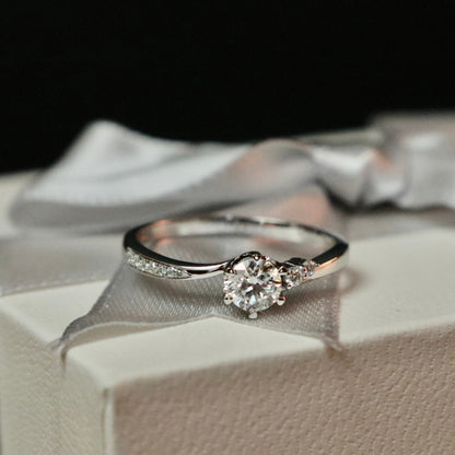 Bague solitaire en or 10K ou argent sterling et moissanites