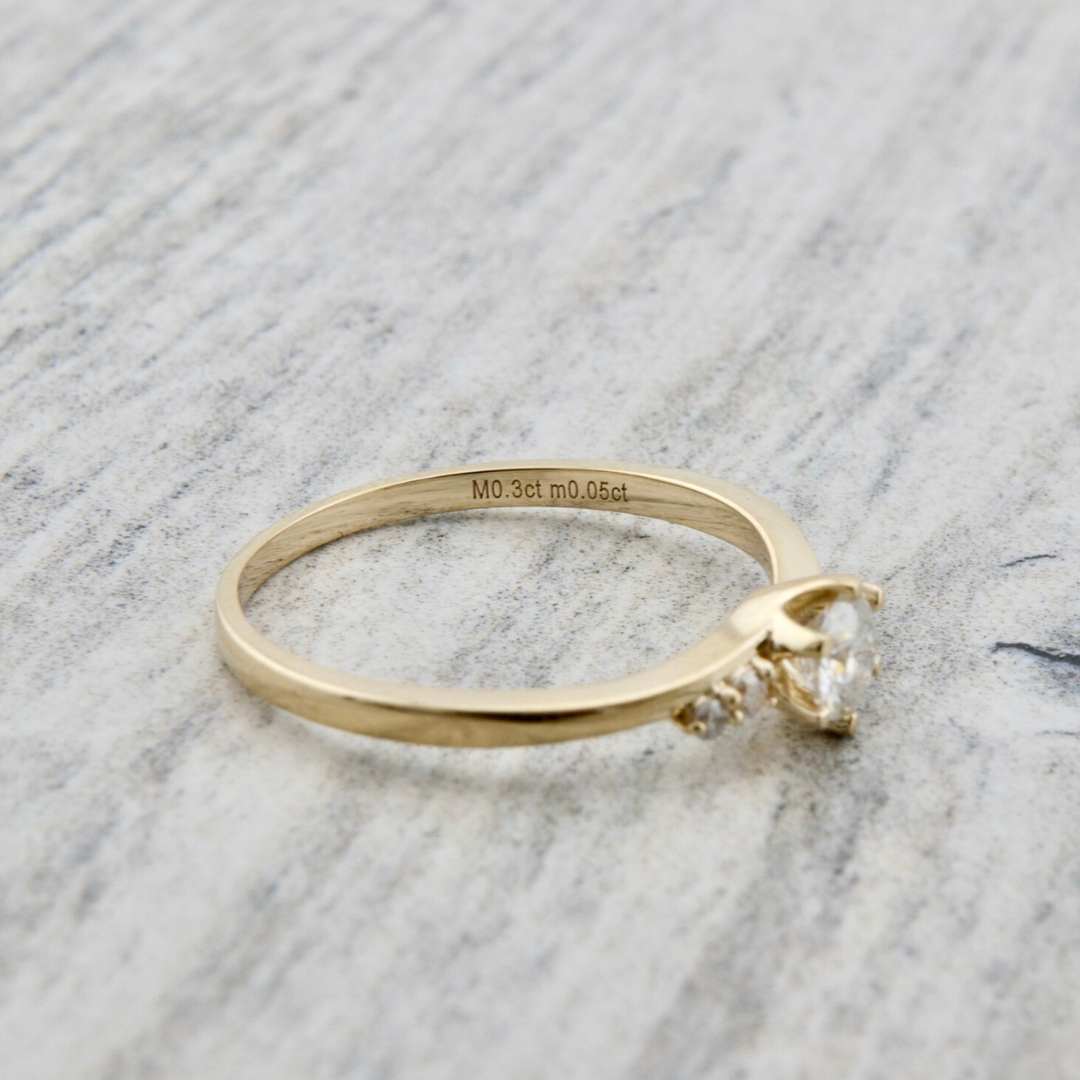 Bague solitaire en or 10K ou argent sterling et moissanites