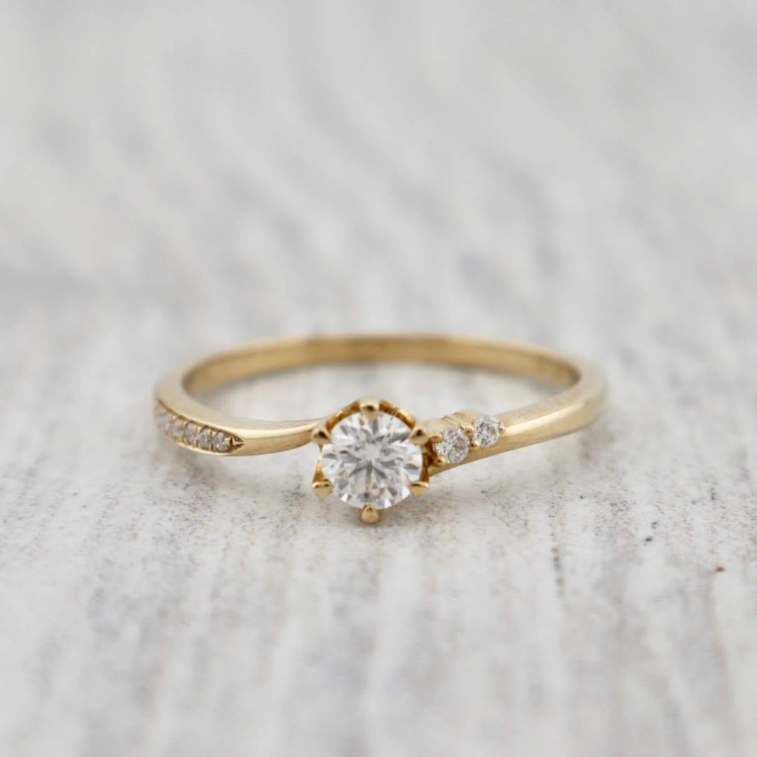 Bague solitaire en or 10K ou argent sterling et moissanites