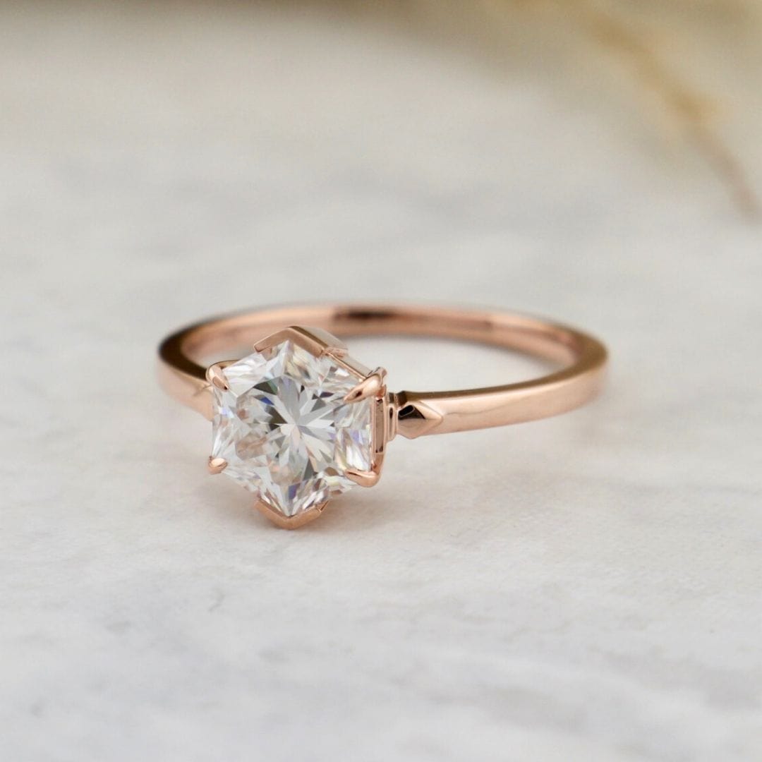 Bague solitaire Hexagone en or 14K -18K et moissanite 2 ct